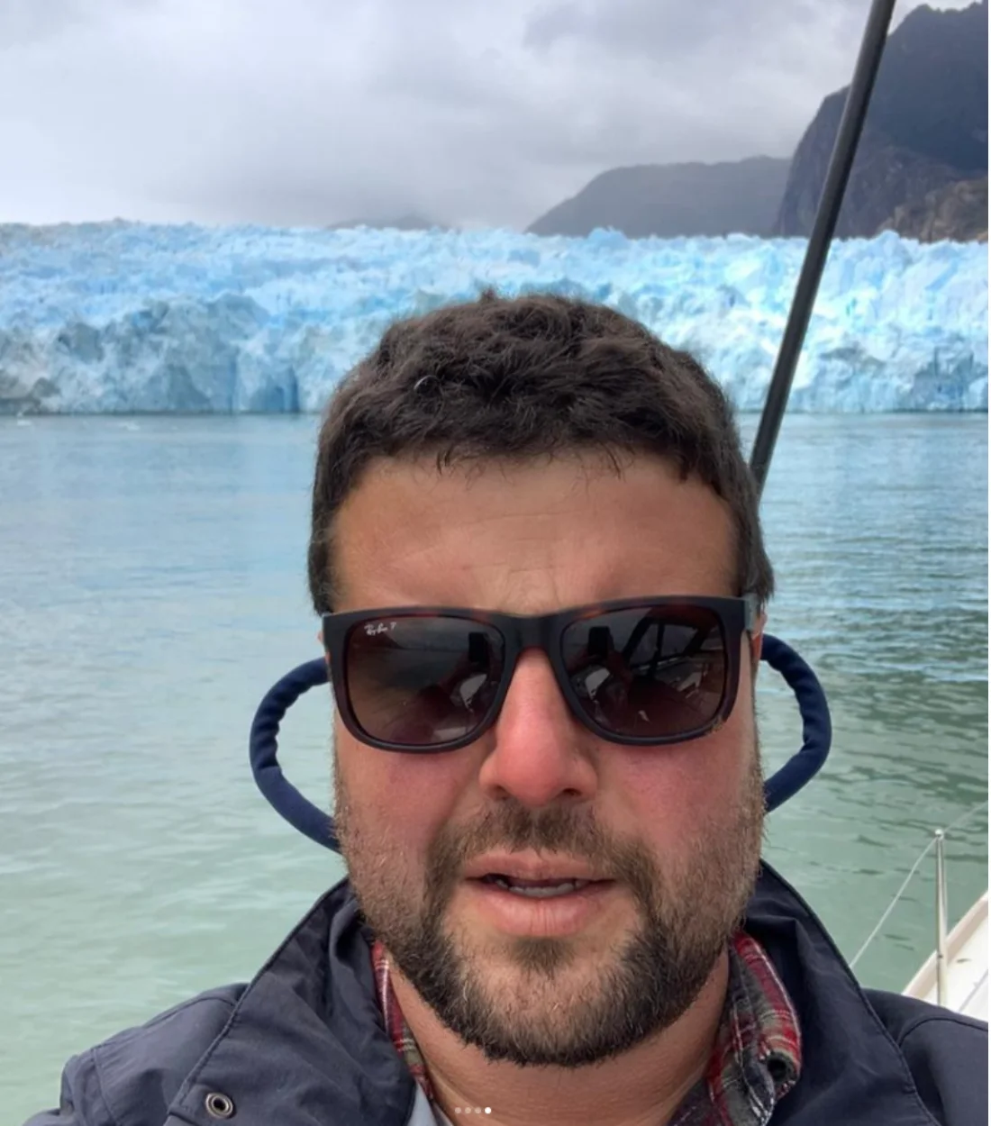 Felipe Jugo, capitán de Western Patagonia, en la cubierta de la embarcación