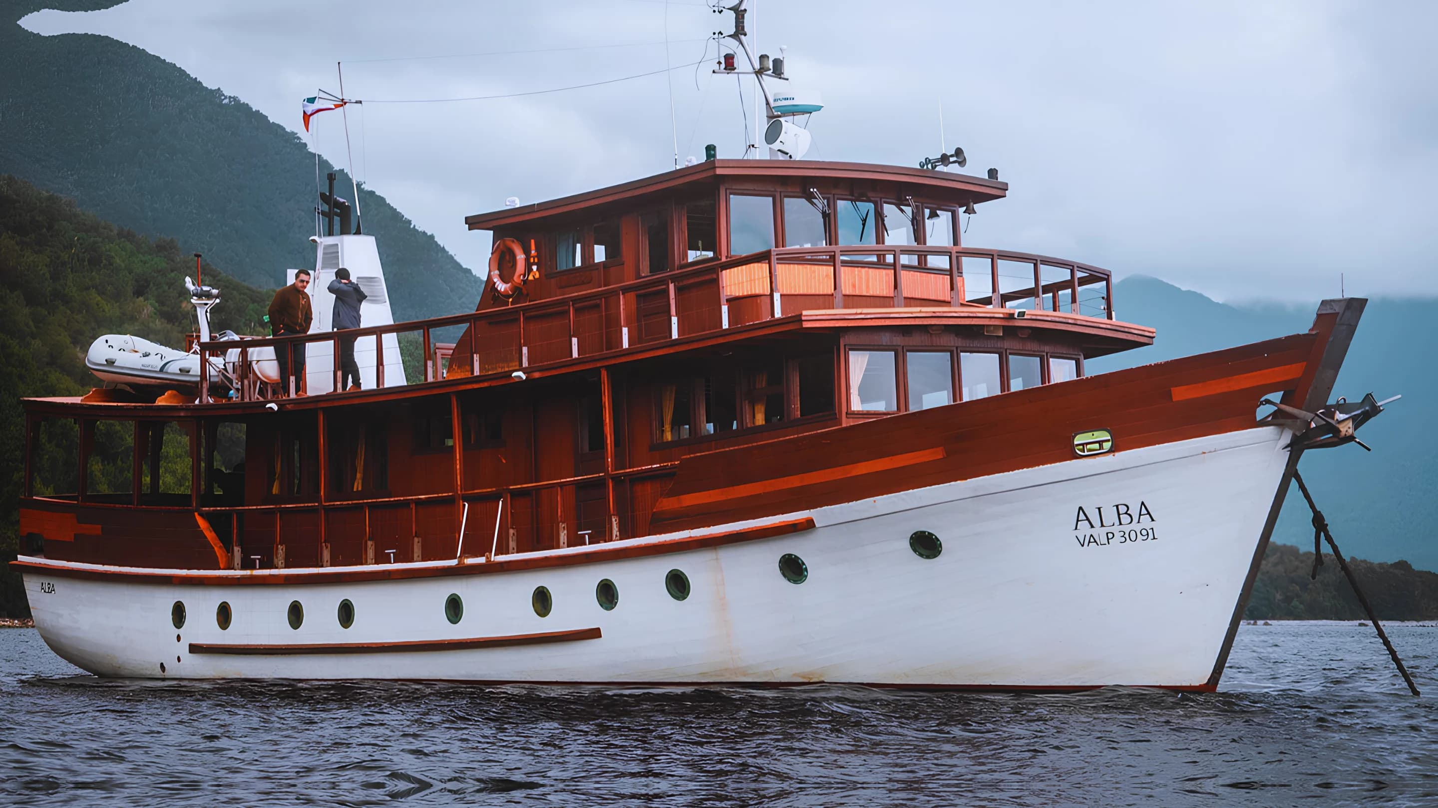 Yate Alba fondeado en un fiordo patagónico