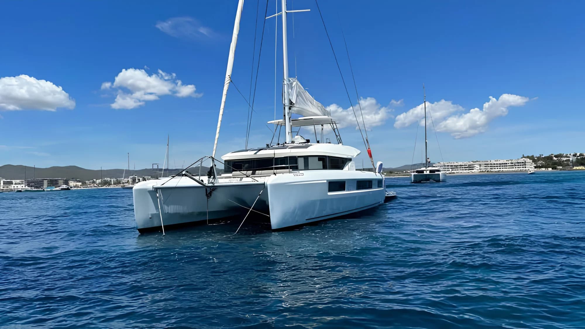 Catamarán Lagoon 400 (foto de referencia del modelo, off-territory — PROVISIONAL)
