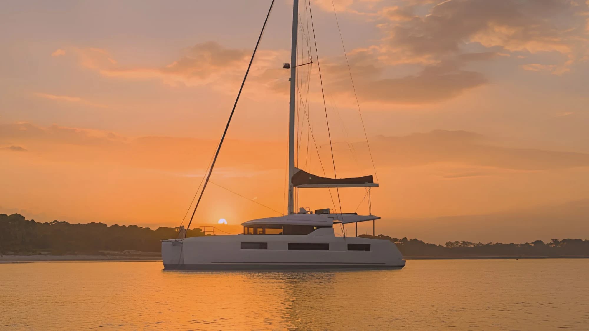 Catamarán navegando al atardecer