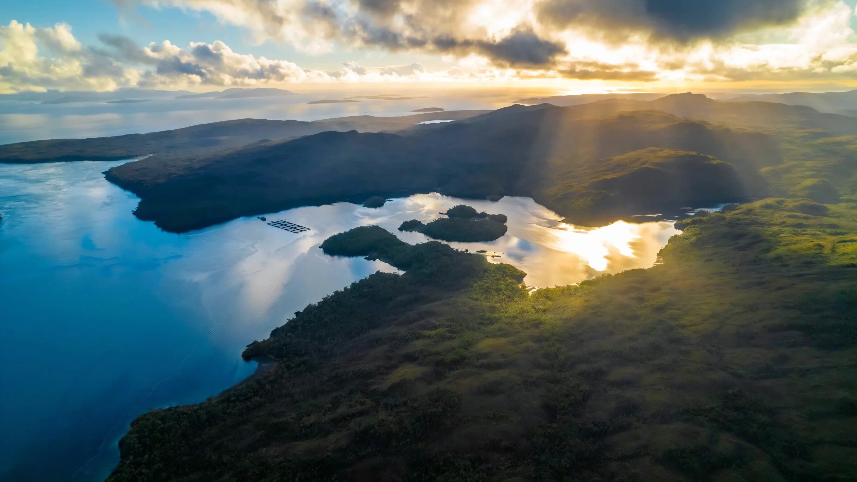 Vista aérea de islas y canales del Archipiélago de los Chonos al amanecer, región de Aysén