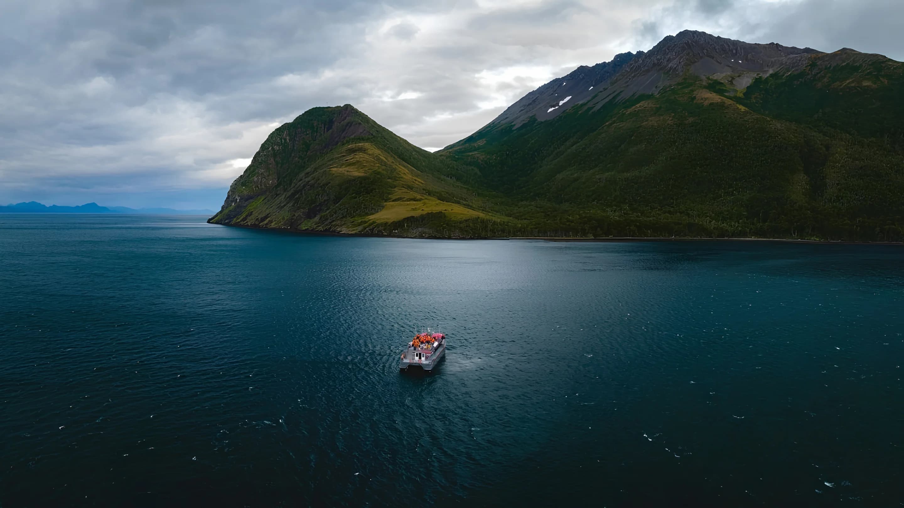 Panorámica del Estrecho de Magallanes con aguas anchas y cielo austral