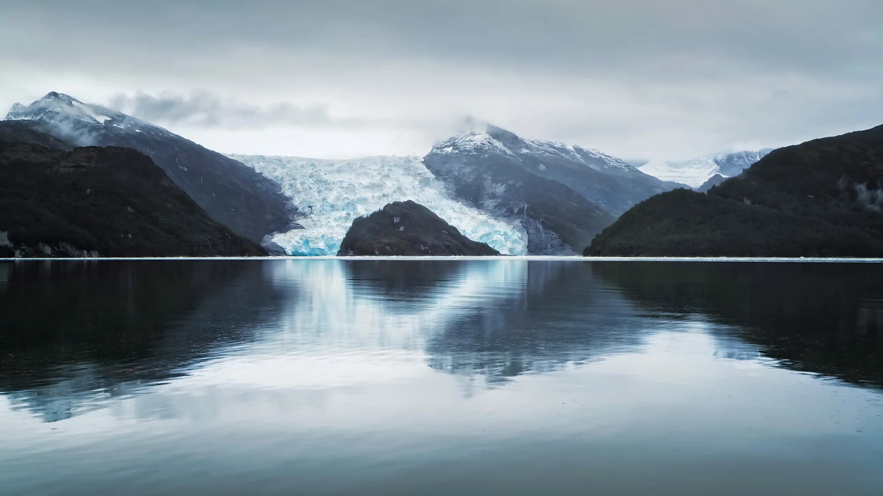 Aguas del Estrecho de Magallanes con costa patagónica