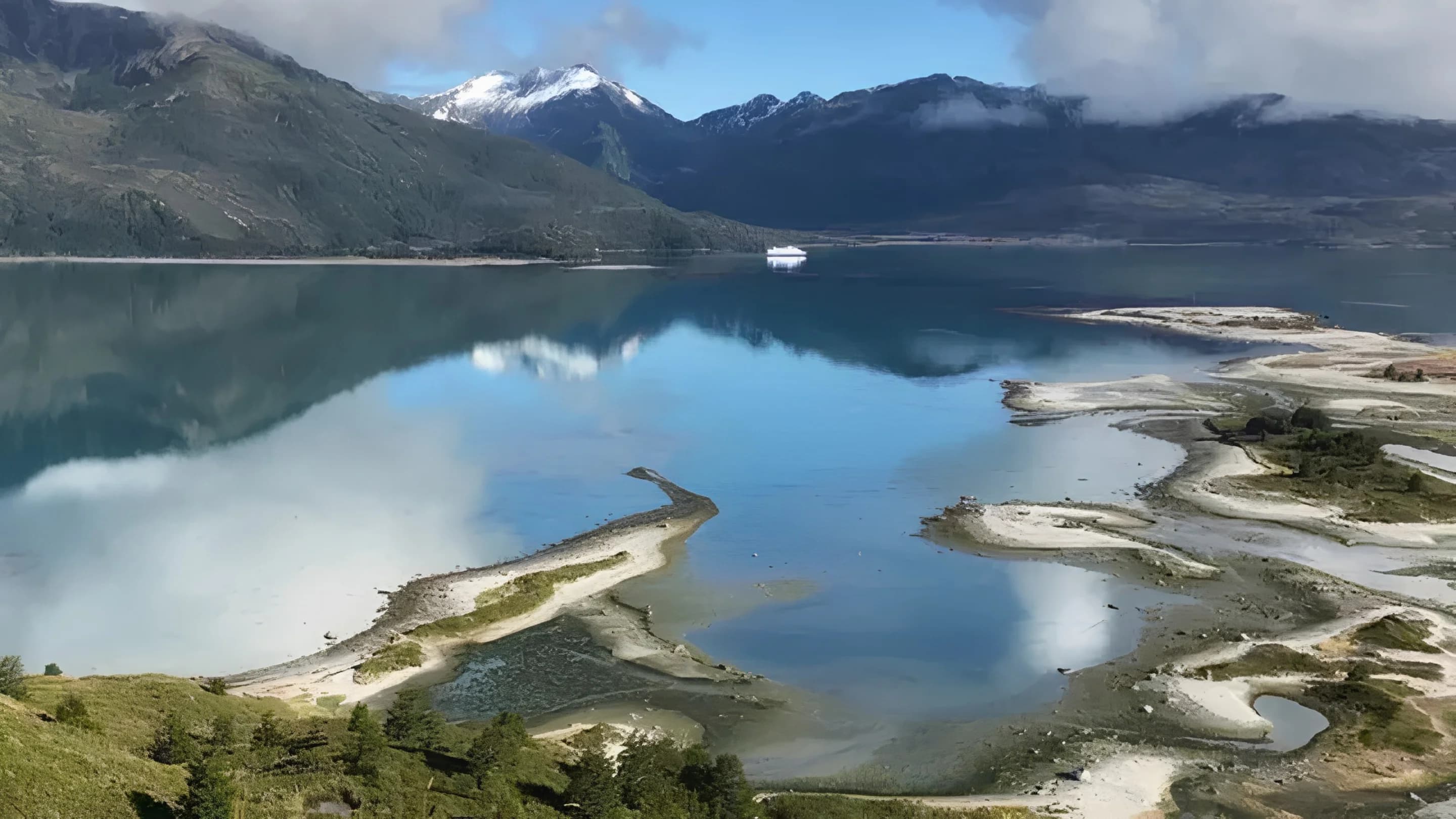 Paisaje del Estrecho de Magallanes bajo cielo austral