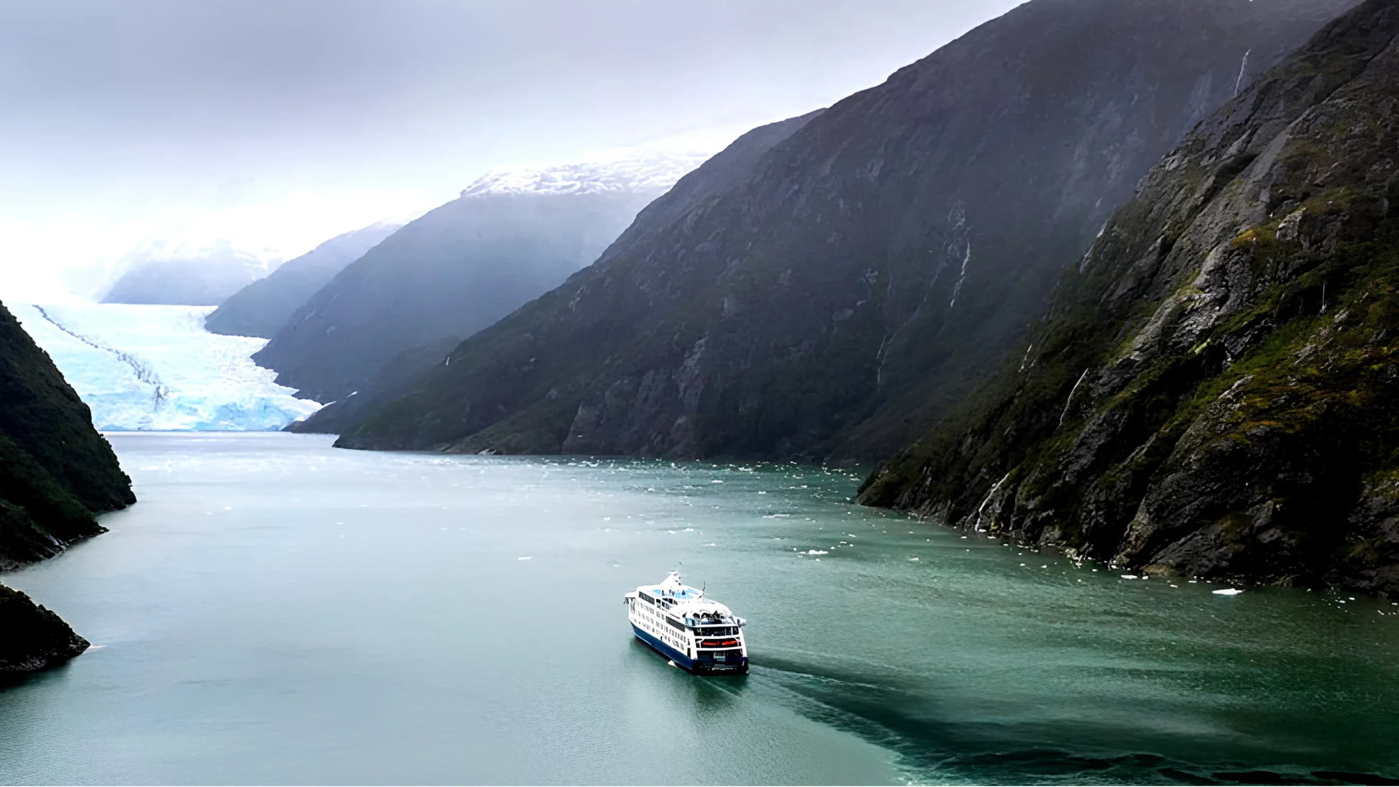 Costa del Estrecho de Magallanes con montañas al fondo