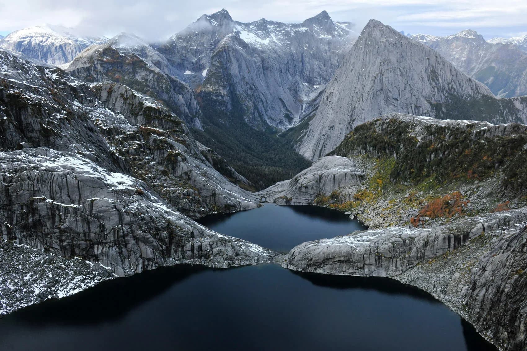 Fiordo de Comau entre montañas de granito y bosque nativo, Los Lagos