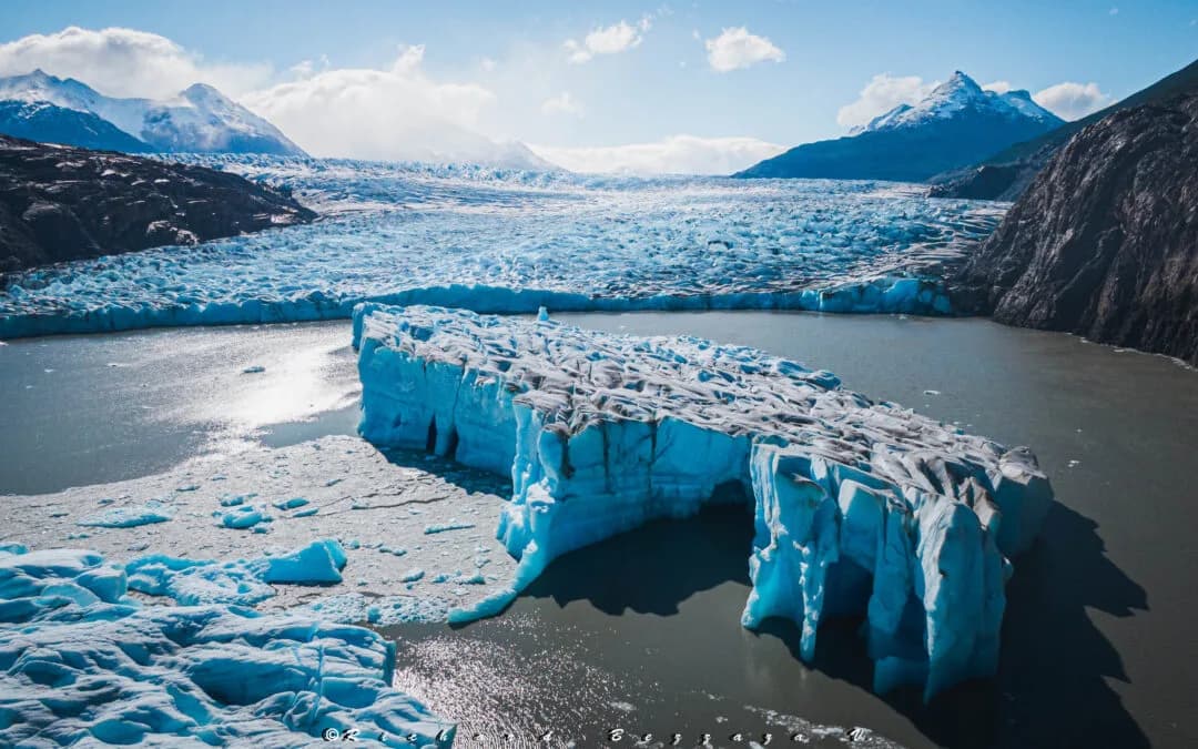 Frente del Glaciar Grey con hielo azul sobre el Lago Grey, Torres del Paine