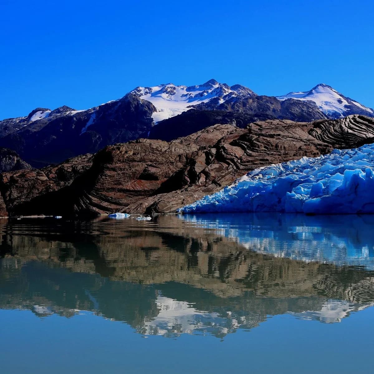 Frente del Glaciar Grey con hielo azul sobre el Lago Grey, Torres del Paine