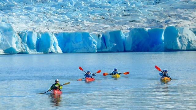 Lago Grey con icebergs y el glaciar al fondo