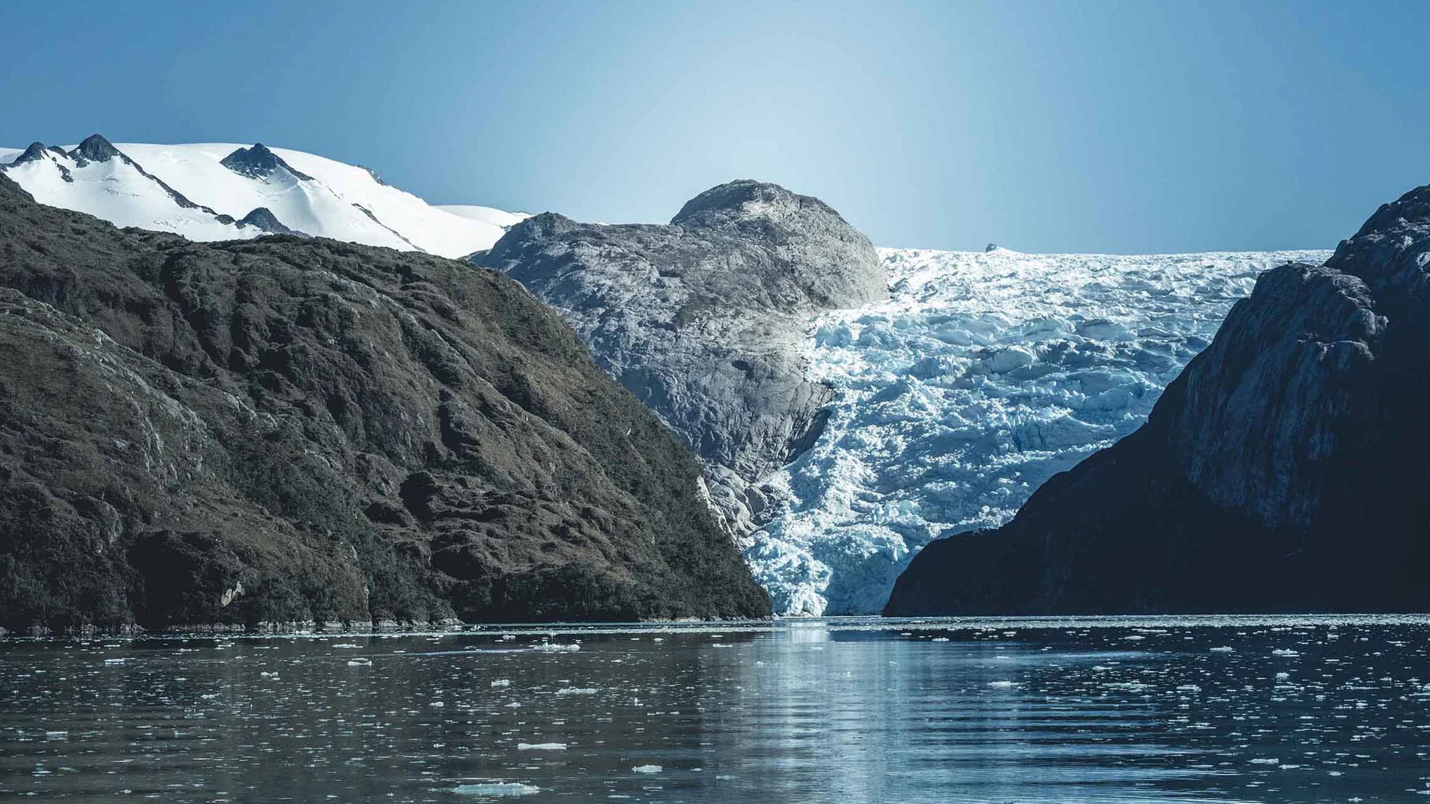 Canales de Tierra del Fuego con montañas nevadas al fondo