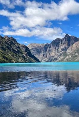 Canal patagónico entre montañas, región de Aysén