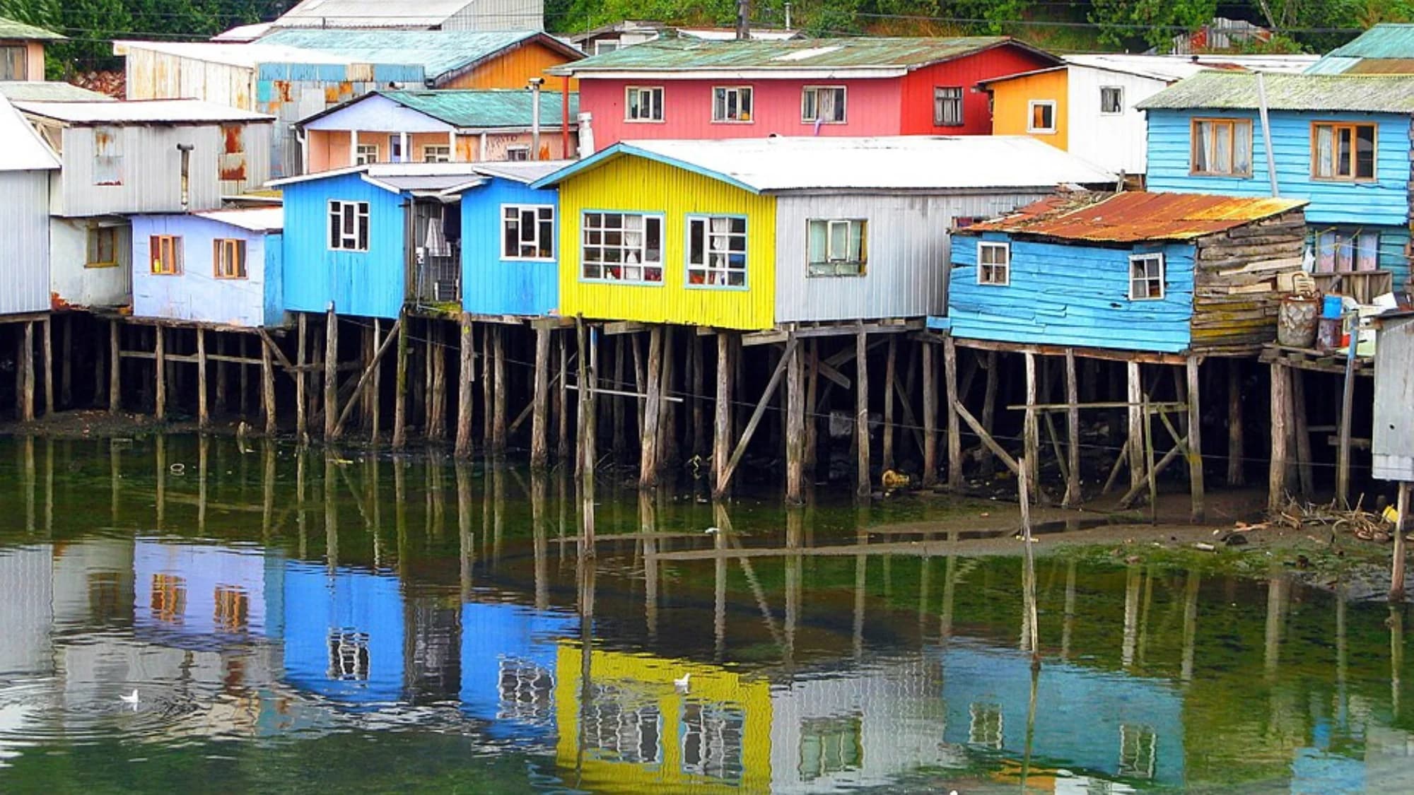 Palafitos de Castro vistos desde el agua
